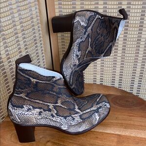 Unbranded Woman’s 9 Barcelona Python Print Boots Edgy Shabby Chic